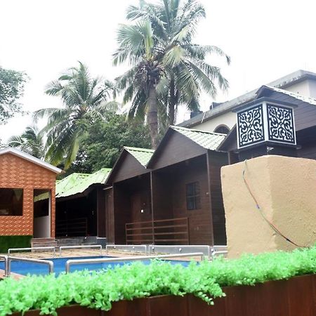 Woodhouse Beach Resort Baga Bagian luar foto