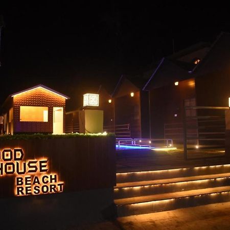 Woodhouse Beach Resort Baga Bagian luar foto