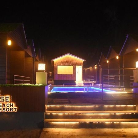 Woodhouse Beach Resort Baga Bagian luar foto