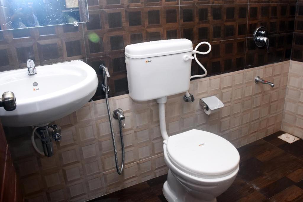 Woodhouse Beach Resort Baga Bagian luar foto