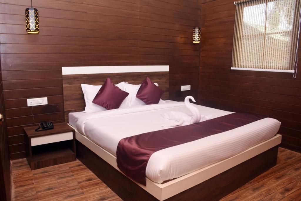 Woodhouse Beach Resort Baga Bagian luar foto