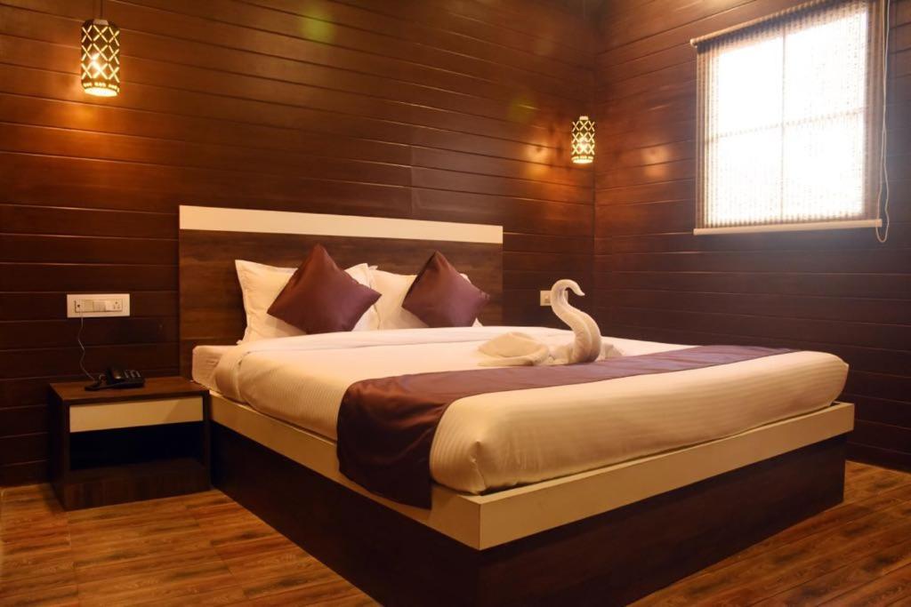 Woodhouse Beach Resort Baga Bagian luar foto