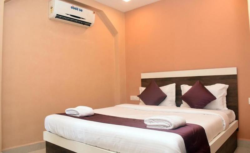 Woodhouse Beach Resort Baga Bagian luar foto