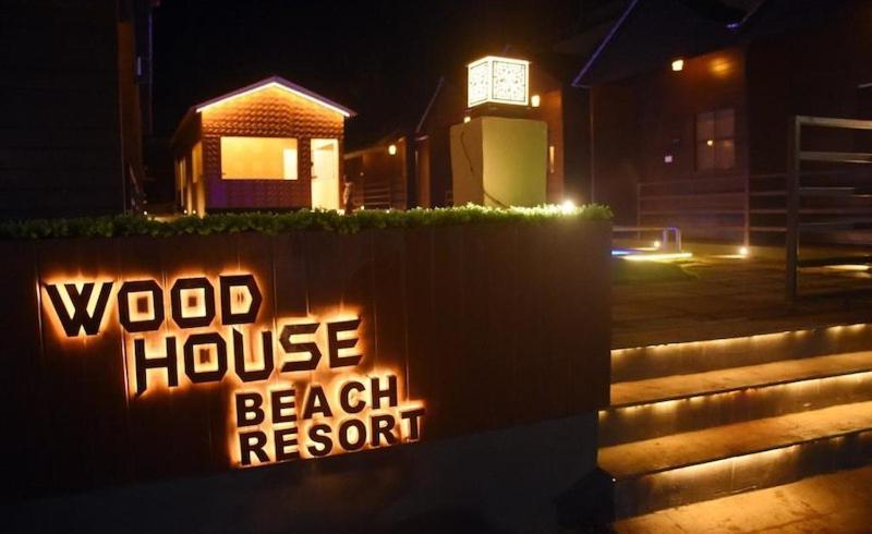 Woodhouse Beach Resort Baga Bagian luar foto