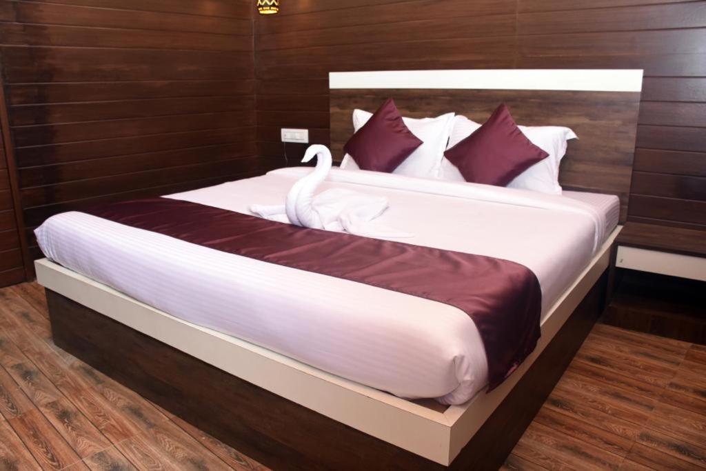 Woodhouse Beach Resort Baga Bagian luar foto