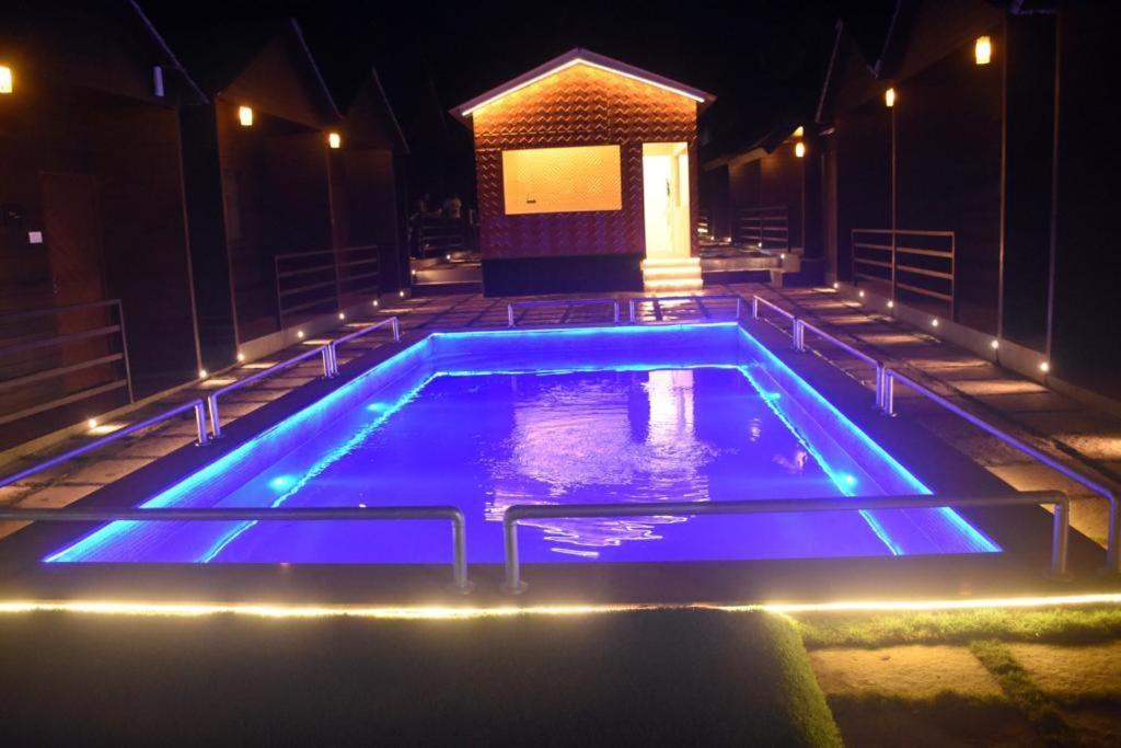 Woodhouse Beach Resort Baga Bagian luar foto